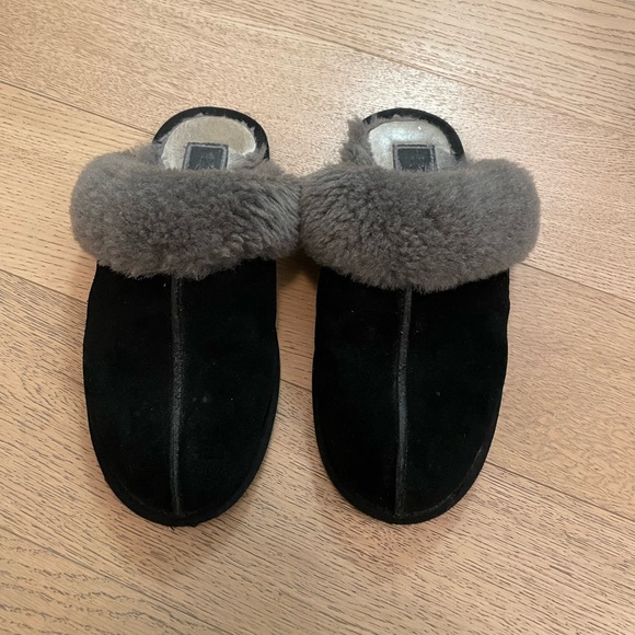 Ugg Scuffette II Slippers in Black/Gray - Picture 2 of 7